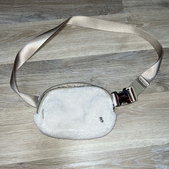 lululemon athletica Handbags - Lululemon Teddy Bear fleece everywhere belt bag